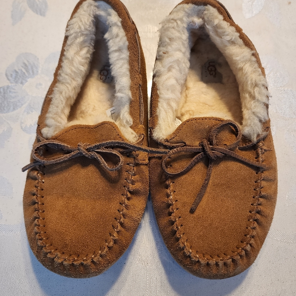 UGG DAKOTA MOCCASIN SLIPPERS SIZE 4